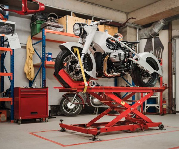 custom-motorcycle-standing-in-repair-shop-2022-03-29-23-27-40-resize-1.jpg